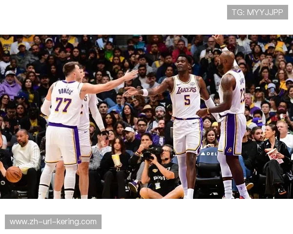 湖人末节逆转灰熊，詹姆斯26+7+10助球队取胜